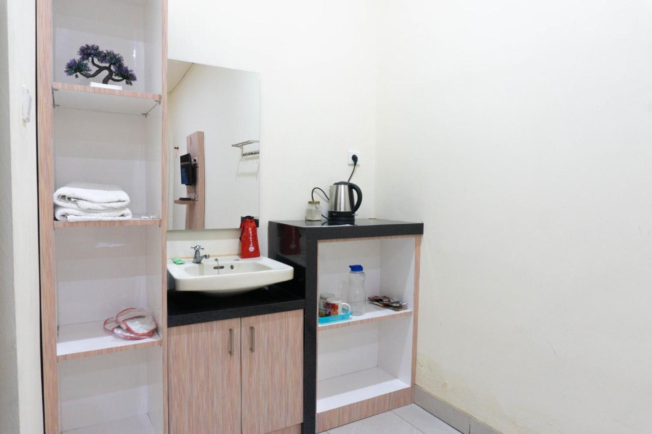 Reddoorz Syariah Near Sultan Muhammad Kaharuddin Airport Hotell Sumbawa Besar Exteriör bild